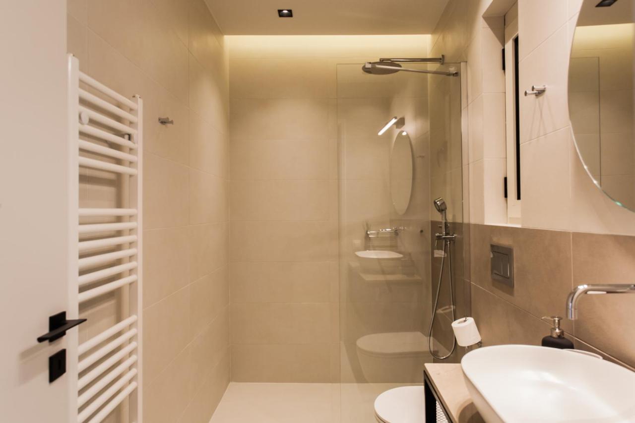 Marvelous 2br With Balcony By Upstreet Apartment